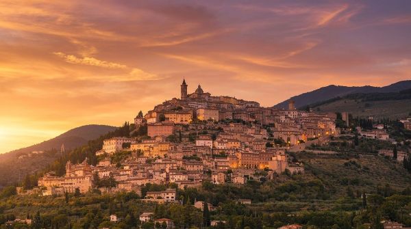 Il Prologo di Trevi: Orgoglio Istituzionale e il Numero sulla Carena